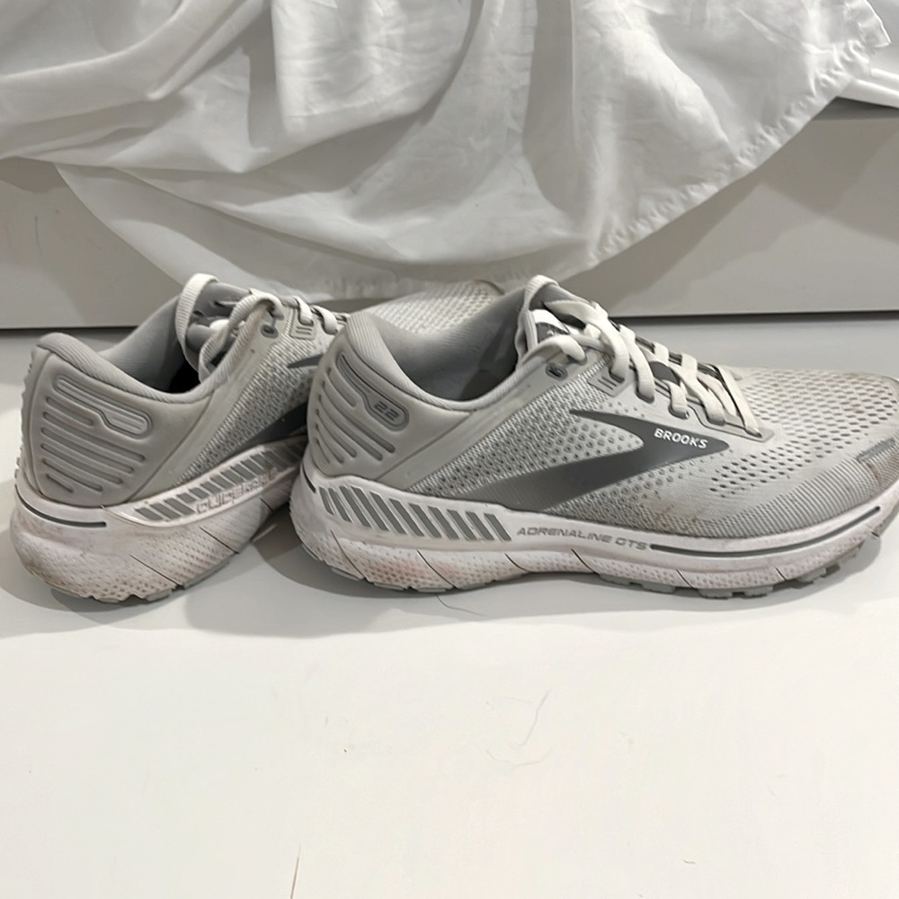 Woman’s Brooks - Picture 2 of 2